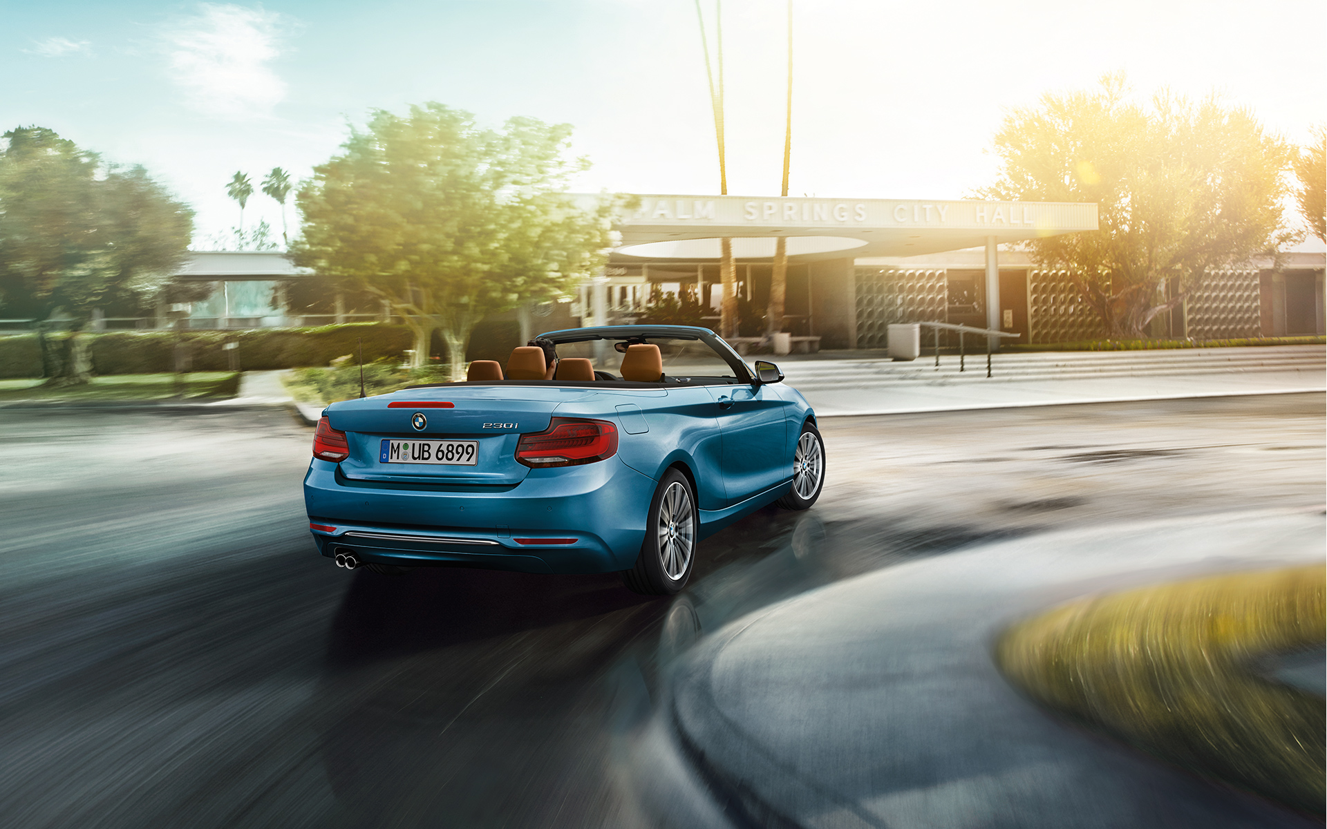 Blaues BMW 230i Cabrio in Fahrt: Heckansicht Blaues BMW 230i Cabrio in Fahrt: Heckansicht