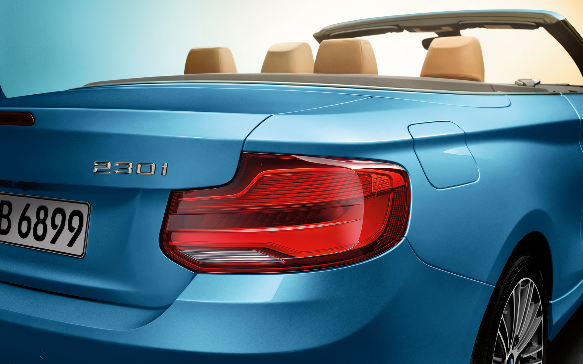 Blaues BMW 230i Cabrio von hinten mit Fokus auf das Rücklicht Blaues BMW 230i Cabrio von hinten mit Fokus auf das Rücklicht