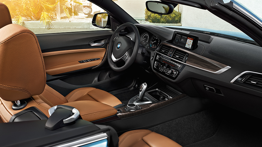 Interieur eines BMW 2er Cabrio mit braunen Ledersitzen Interieur eines BMW 2er Cabrio mit braunen Ledersitzen