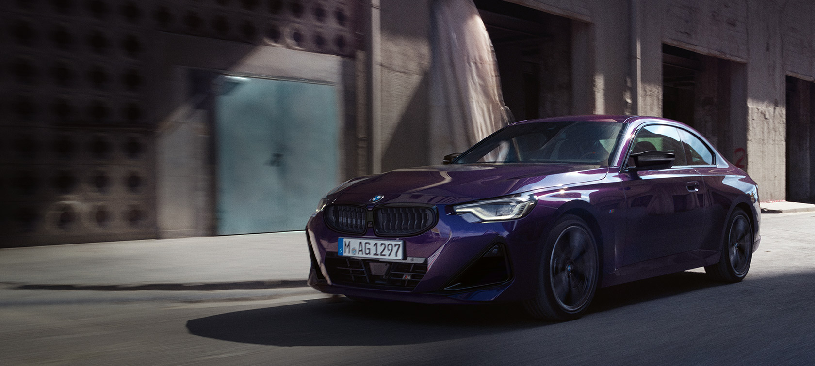 BMW 2er Coupé G42 2024 Thundernight metallic Dreiviertel-Frontansicht fahrend