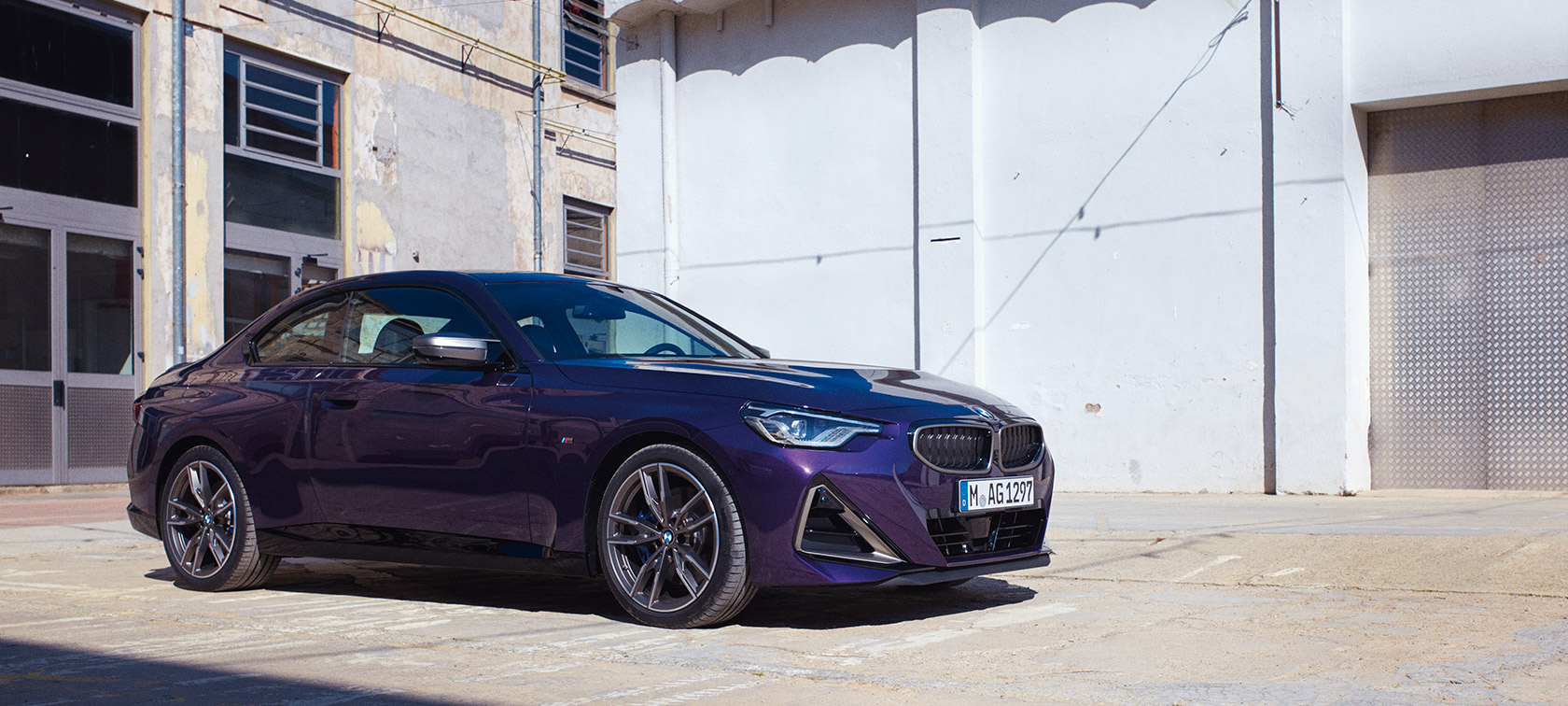 BMW 2er Coupé G42 2021 Thundernight metallic Dreiviertel-Seitenansicht stehend vor Gebäude 
