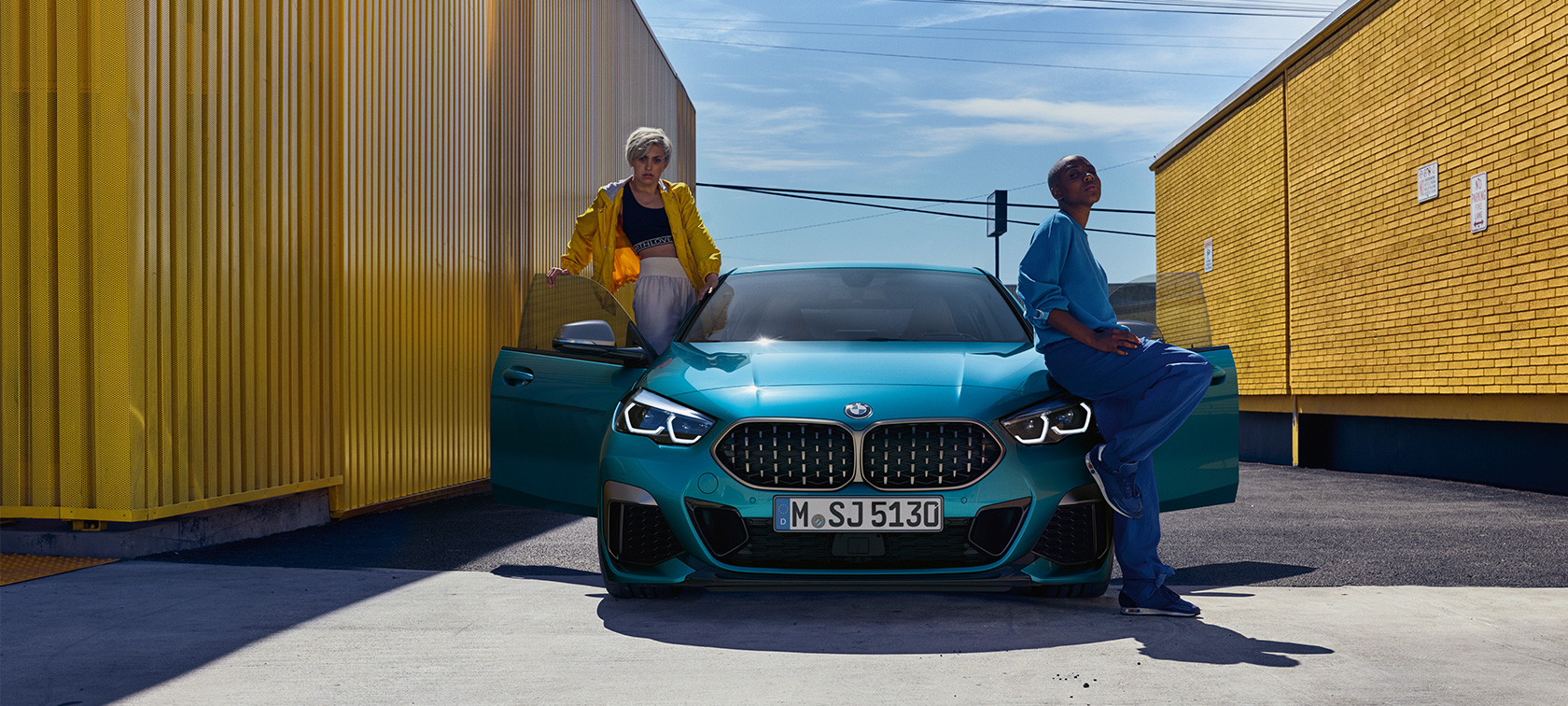 BMW 2er Gran Coupé Frontansicht mit geöffneten Vordertüren F44 BMW 2er Gran Coupé Snapper Rocks Blau metallic F44 Frontansicht mit geöffneten Vordertüren