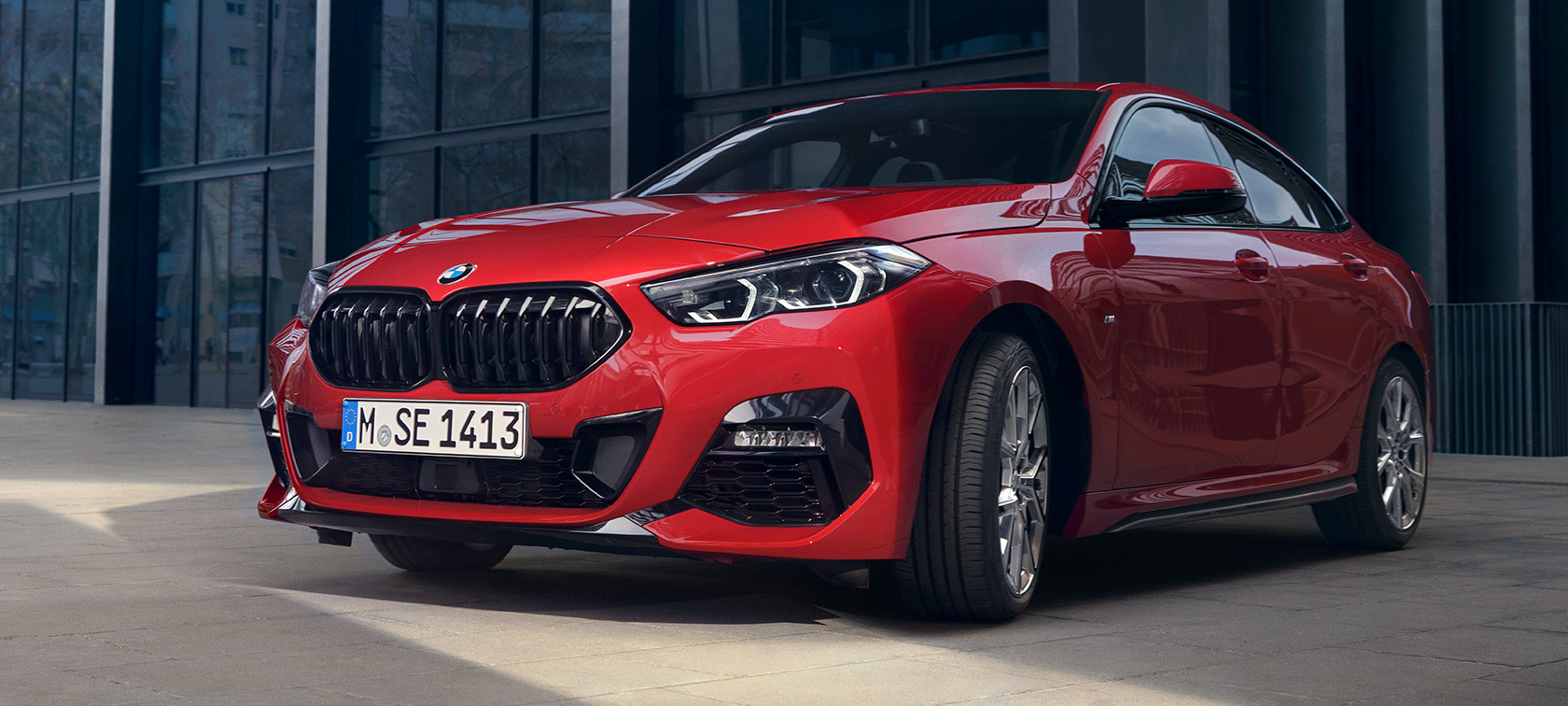 BMW 2er Gran Coupé F44 M235i Dreiviertel Frontansicht Edition ColorVision Melbourne Rot Metallic vor Gebäude