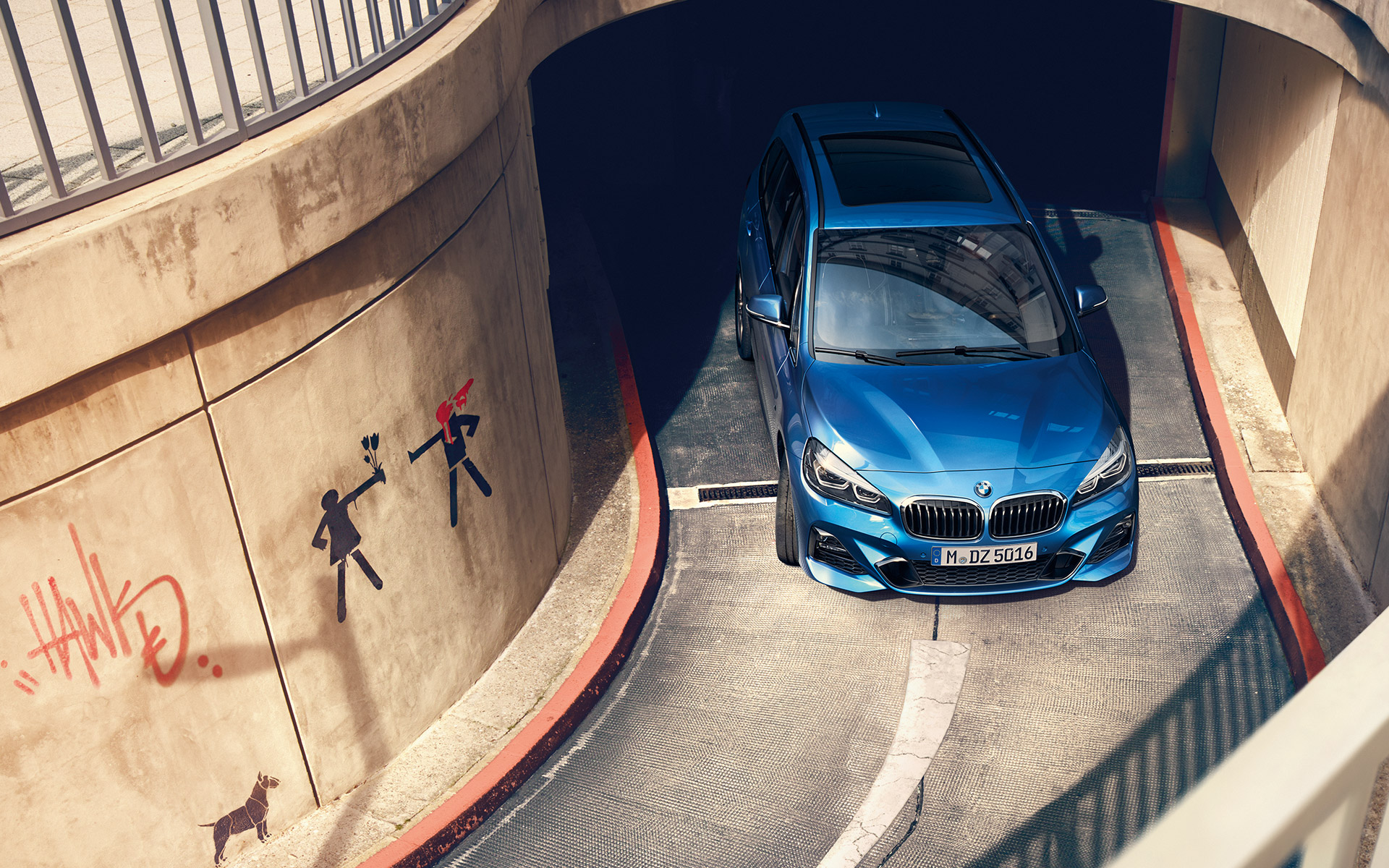 BMW 2er Gran Tourer fährt aus einer Tiefgarage BMW 2er Gran Tourer fährt aus einer Tiefgarage