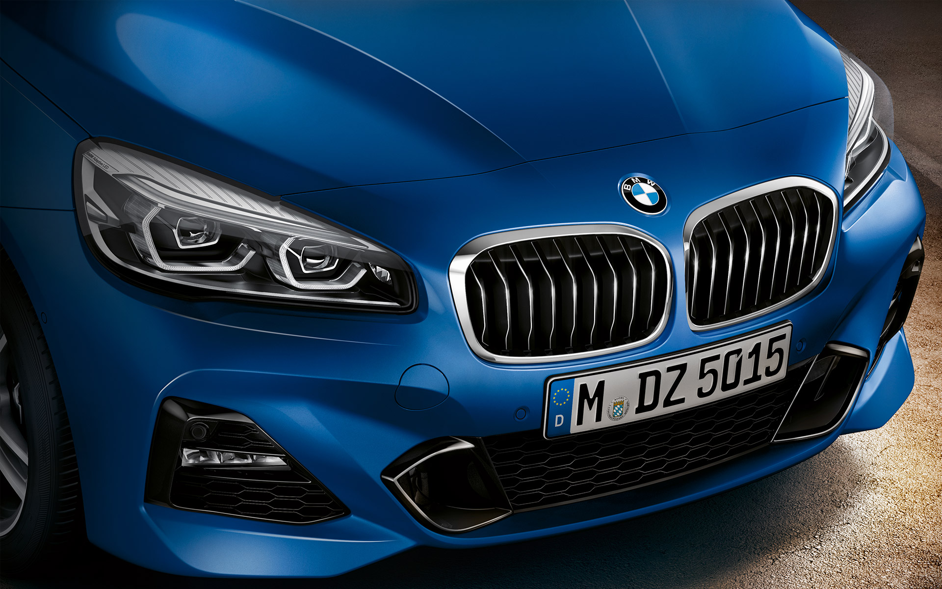 Vorderansicht eines BMW 2er Gran Tourer, Nahaufnahme Vorderansicht eines BMW 2er Gran Tourer, Nahaufnahme