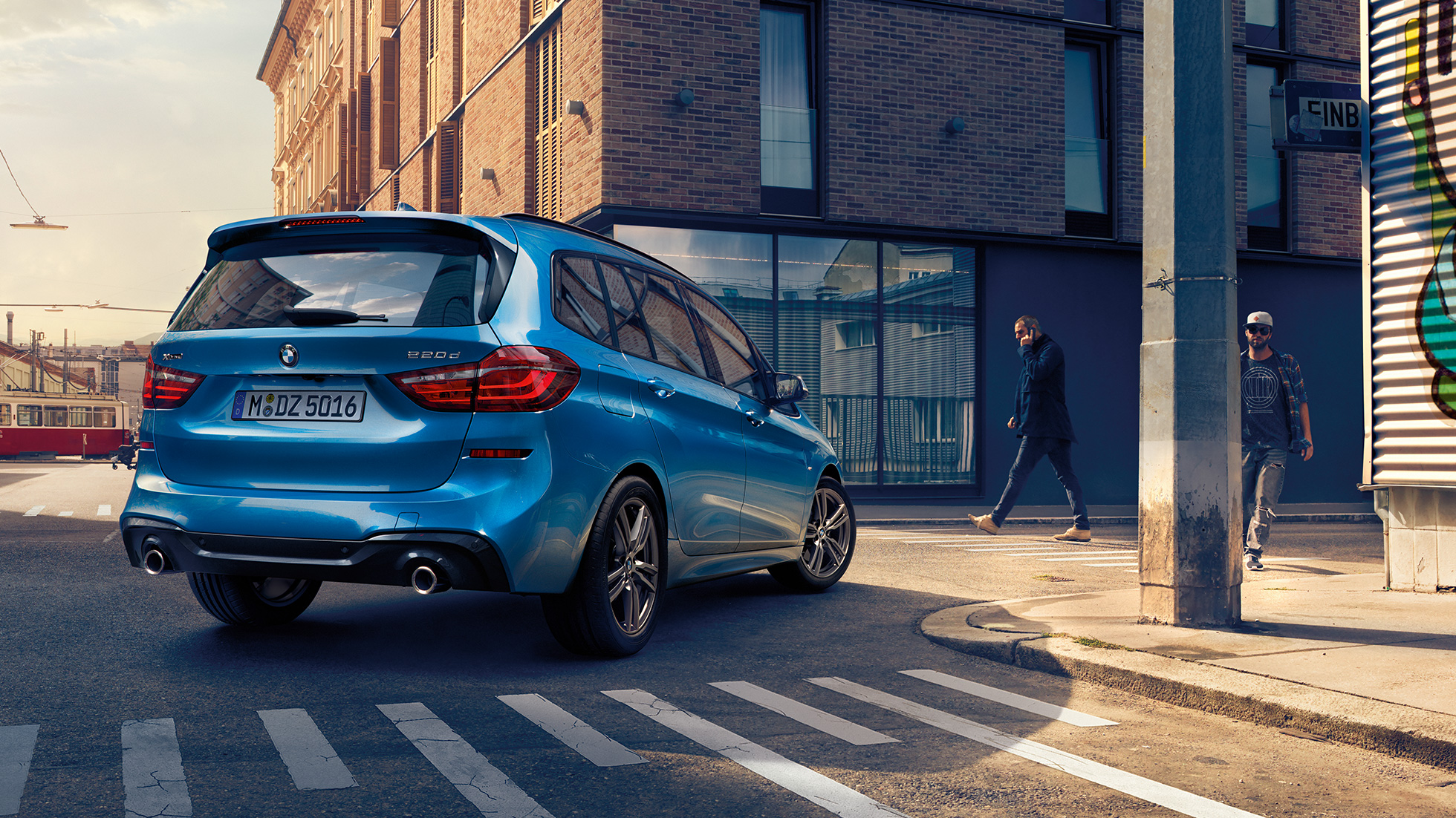 Exterieur BMW 2er Gran Tourer F46 Exterieur BMW 2er Gran Tourer 220d xDrive F46 Facelift 2018 Misano Blaumetallic Dreiviertel-Heckansicht fahrend in Innenstadt