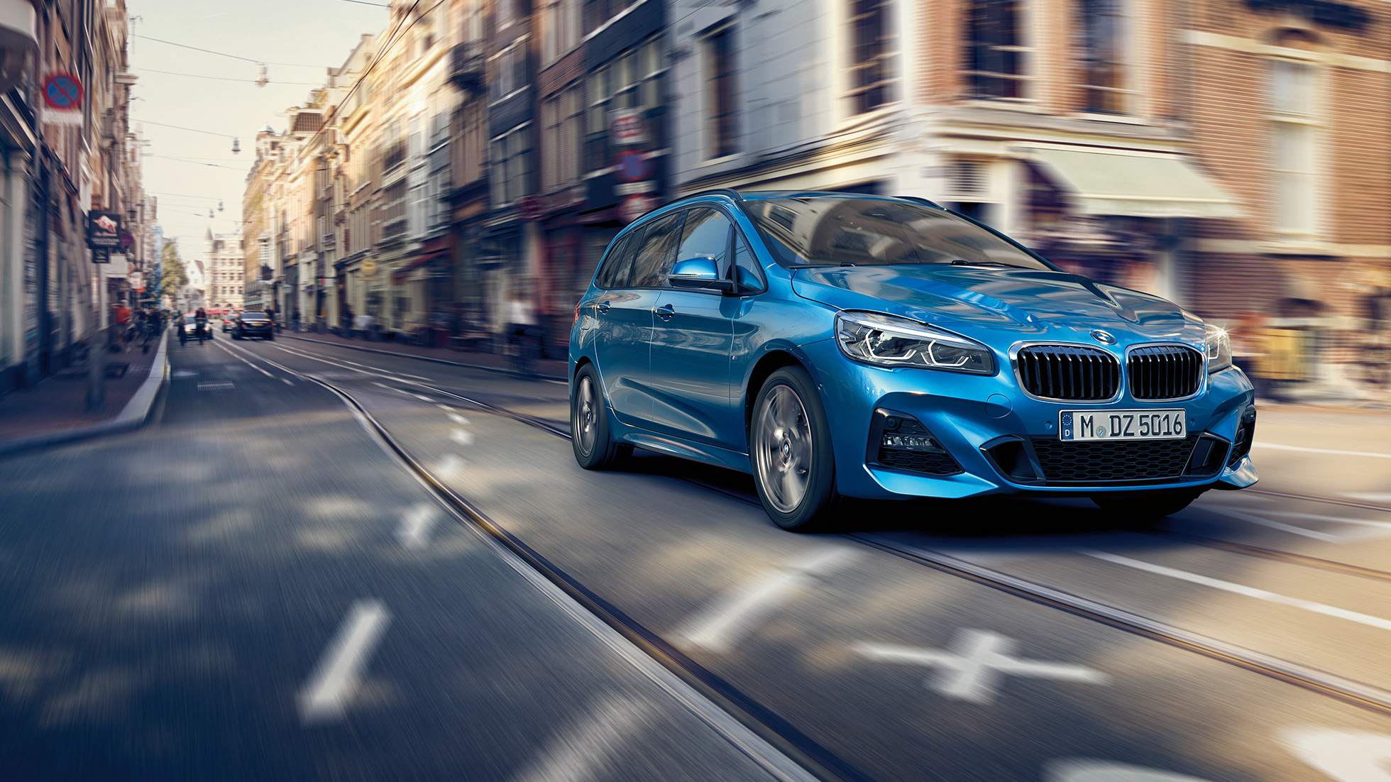 Fahrdynamik BMW 2er Gran Tourer F46 Fahrdynamik BMW 2er Gran Tourer F46 Facelift 2018 Misano Blaumetallic Dreiviertel-Frontansicht fahrend in Innenstadt