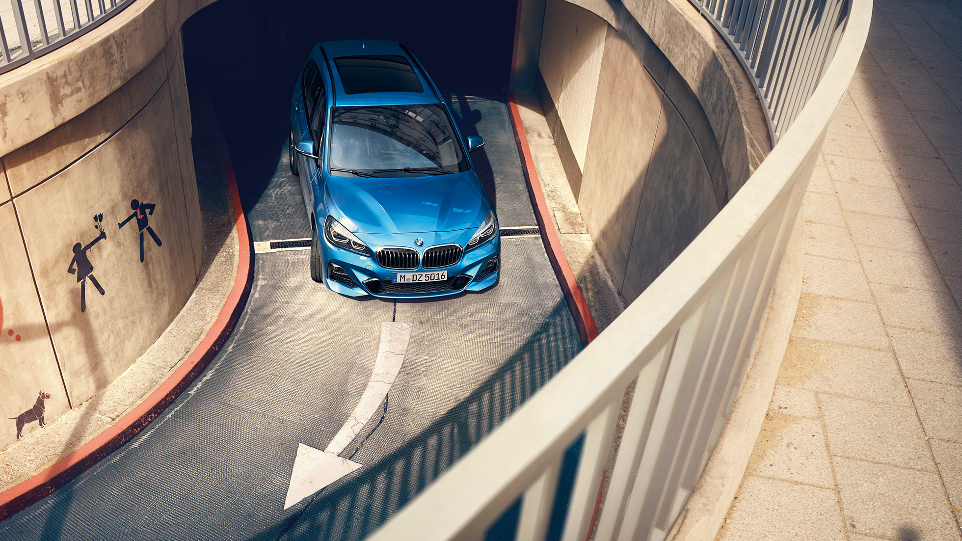 BMW 2er Gran Tourer fahrend in Parkhaus F46 BMW 2er Gran Tourer F46 Facelift 2018 Misano Blaumetallic Vogelperspektive fahrend in Parkhaus