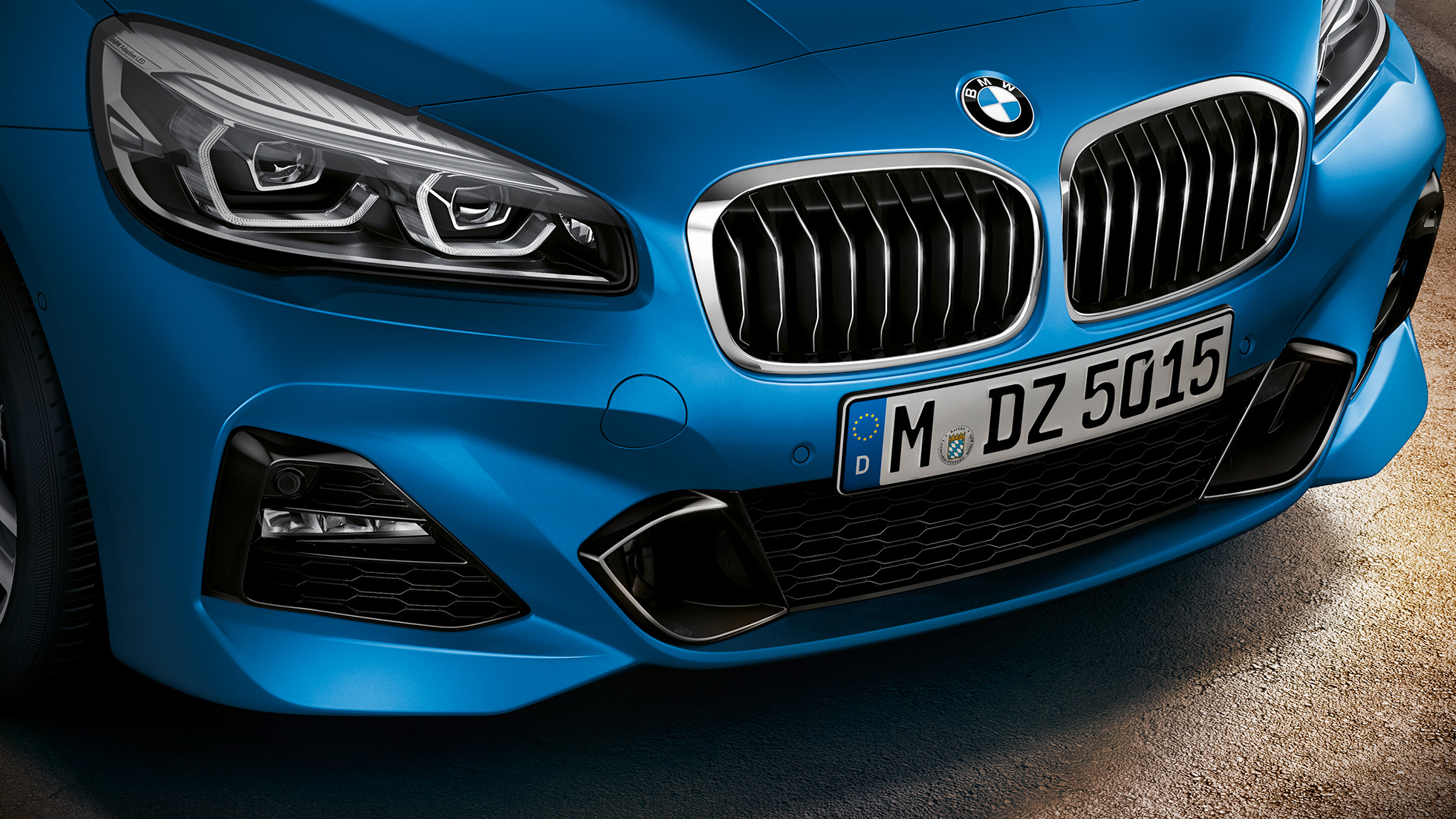 Doppelniere BMW 2er Gran Tourer F46 Doppelniere BMW 2er Gran Tourer F46 Facelift 2018 Misano Blau metallic Nahaufnahme Front