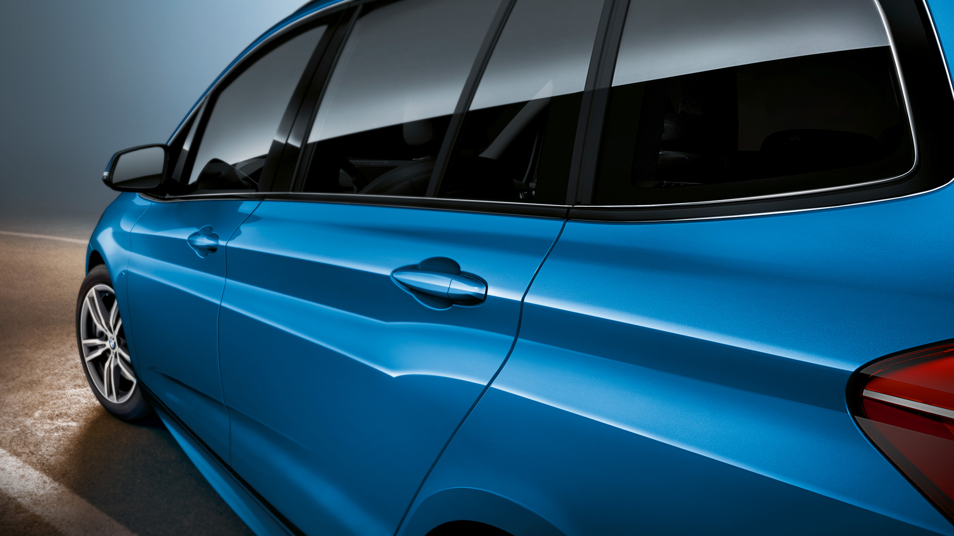 Seitenpartie BMW 2er Gran Tourer F46 Seitenpartie BMW 2er Gran Tourer F46 Facelift 2018 Misano Blaumetallic Nahaufnahme