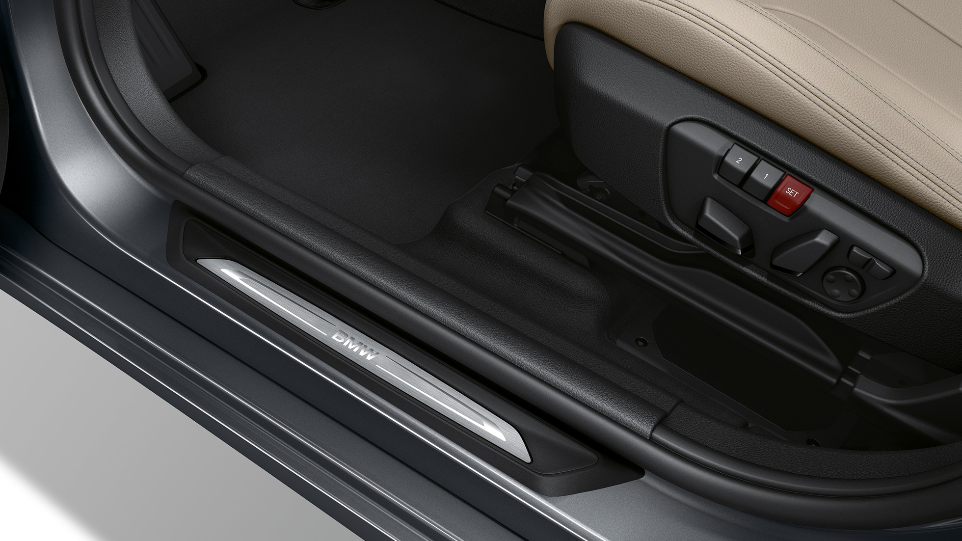 Einstiegsleisten BMW 2er Gran Tourer Modell Sport Line F46 Einstiegsleisten BMW 2er Gran Tourer 220d Modell Sport Line F46 2018 Mineralgrau metallic Nahaufnahme