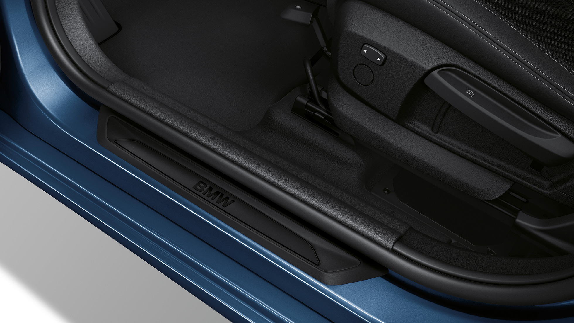 Einstiegsleisten BMW 2er Gran Tourer Modell Advantage F46 Einstiegsleisten BMW 2er Gran Tourer 218i Modell Advantage F46 2018 Phytonicblau Nahaufnahme