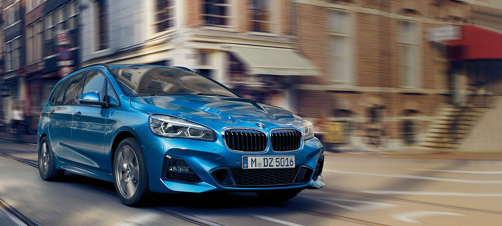 BMW 2er Gran Tourer fahrend auf der Straße F46 BMW 2er Gran Tourer F46 Facelift 2018 Misano Blaumetallic Dreiviertel-Frontansicht fahrend auf der Straße