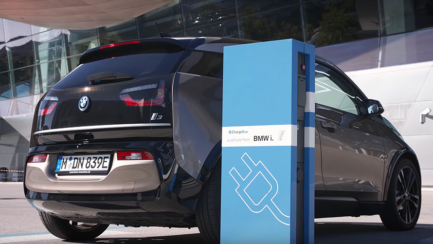 So laden Sie Ihren BMW an einer öffentlichen Ladestation auf BMW How-to – So laden Sie Ihren BMW an einer öffentlichen Ladestation auf