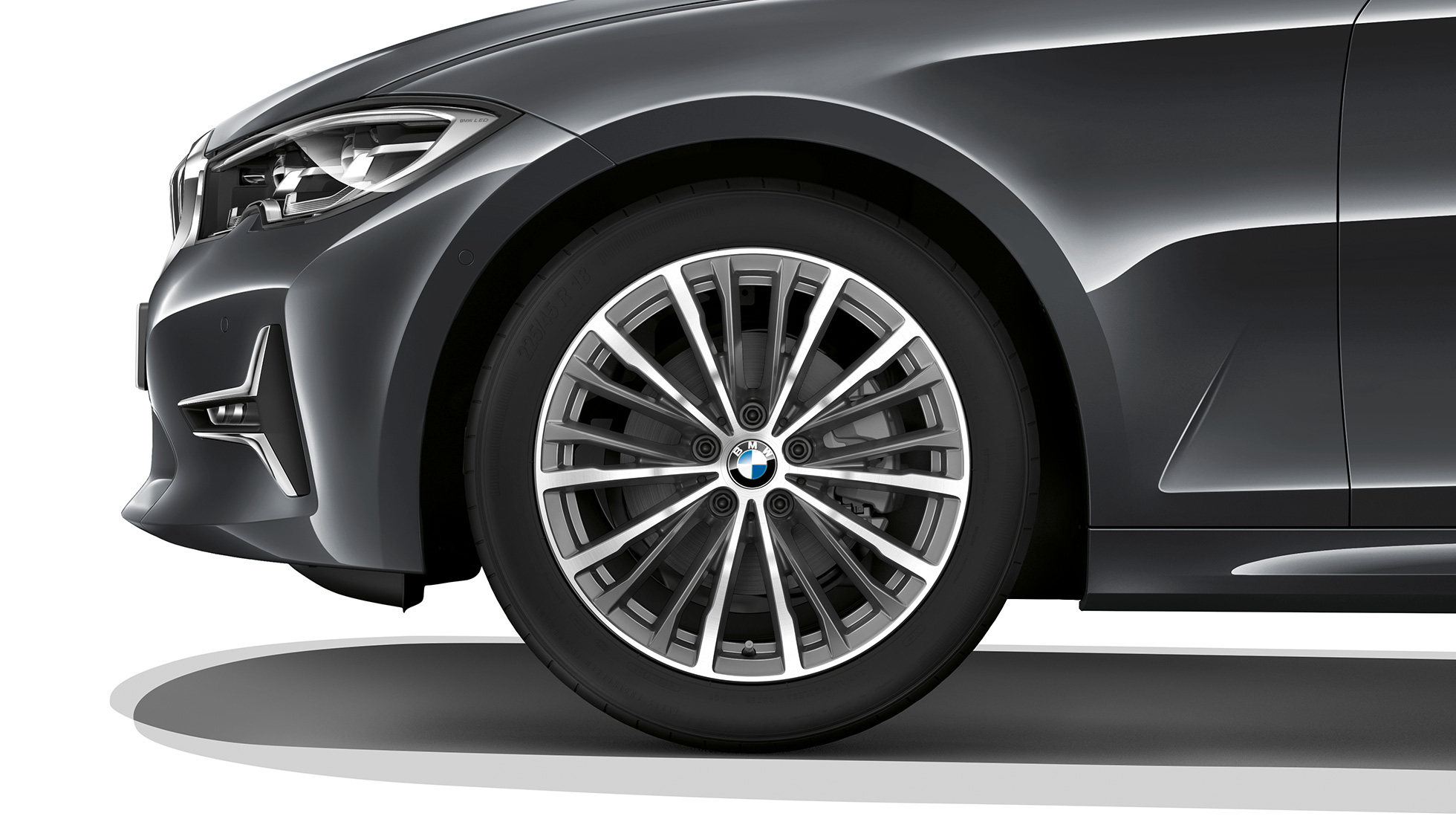BMW 3er Limousine, Modell Luxury Line Leichtmetallrad. Nahaufnahme des Leichtmetallrads der BMW 3er Limousine mit der Ausstattung des Modells Luxury Line.