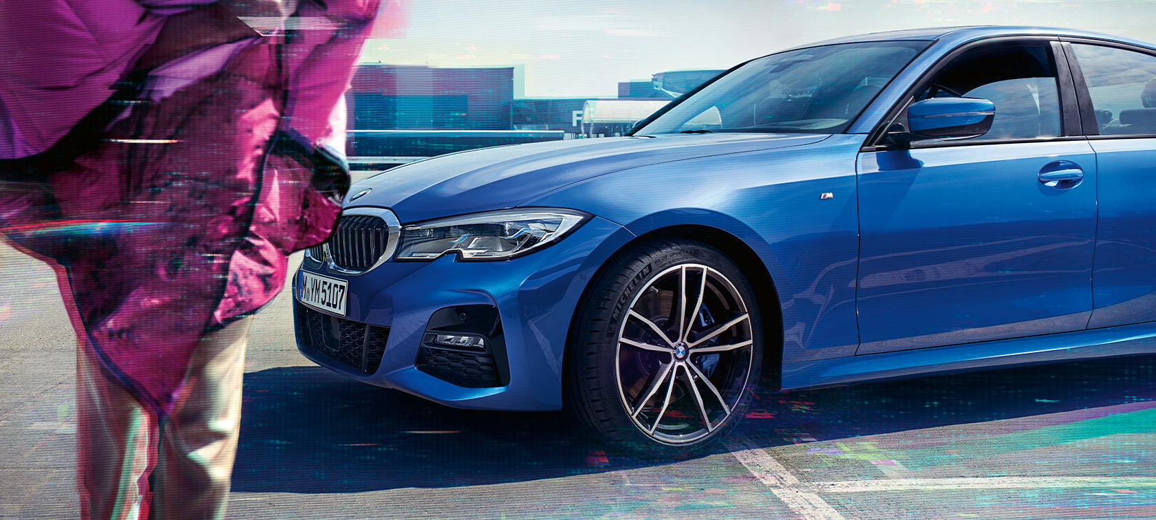 BMW 3er Limousine (G20) in urbaner Kulisse BMW 3er Limousine (G20) M Sport in Portimao Blau in urbaner Kulisse