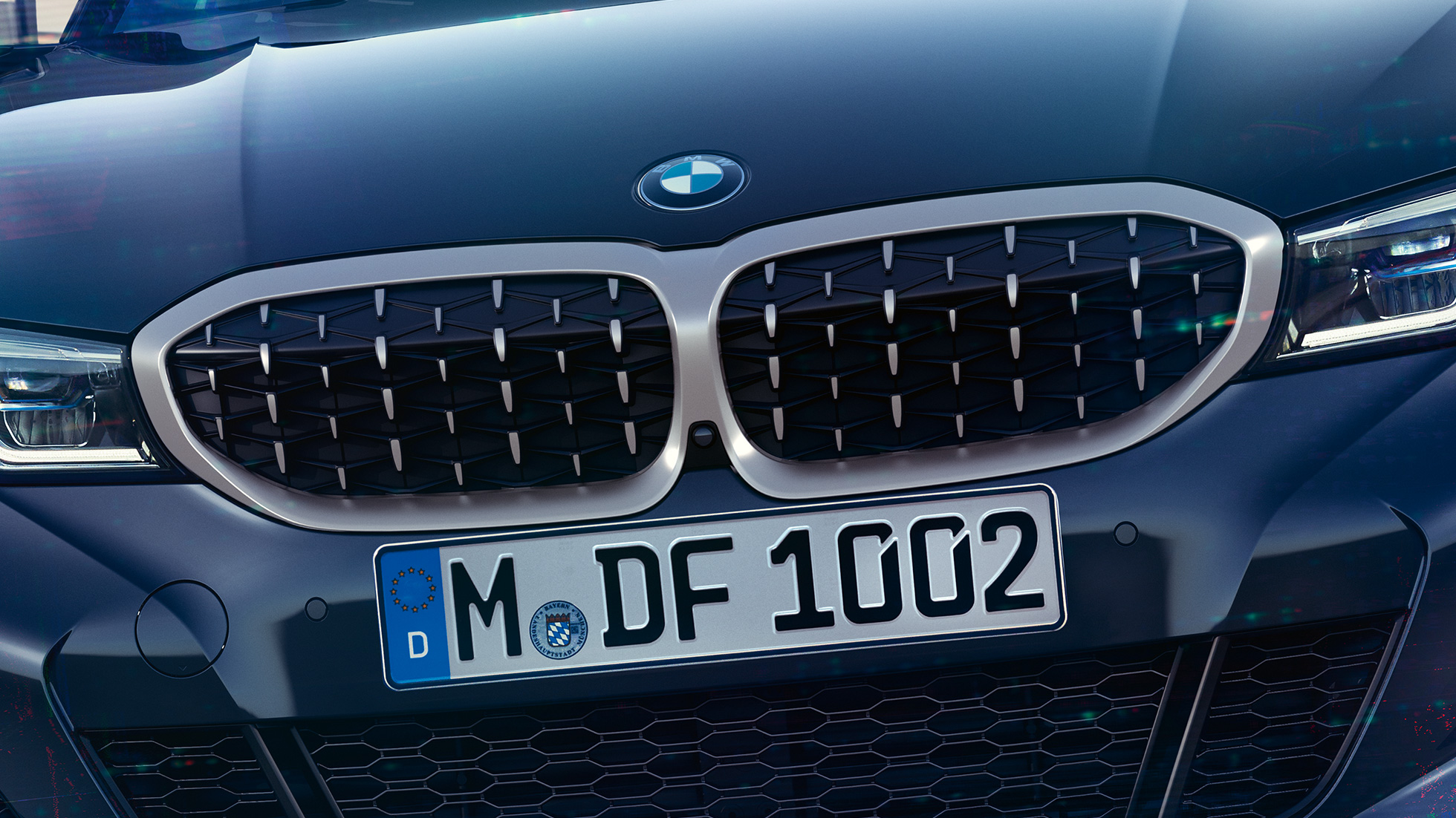 BMW 3er Limousine, BMW Doppelniere. Frontale Nahaufnahme der BMW Doppelniere mit neuem Mesh-Design der BMW 3er Limousine M340i xDrive.
