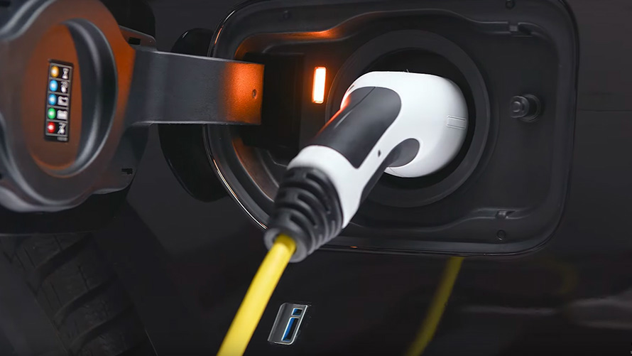 BMW 3er Limousine G20 BMW Plug-in-Hybrid mit Ladekabel angeschlossen BMW 3er Limousine G20 BMW Plug-in-Hybrid mit Ladekabel angeschlossen Nahaufnahme