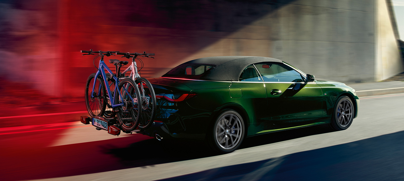 BMW 4er Cabrio G23 2020 Sanremo Green metallic Dreiviertel-Heckansicht mit BMW Fahrradheckträger Pro 2.0