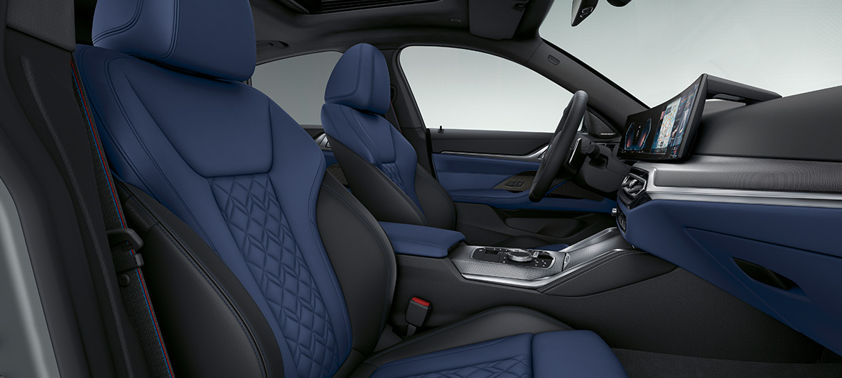 Lederausstattung 'Merino' Fjordblau/Schwarz BMW 4er Gran Coupé G26 2021 Innenraum BMW Individual erweiterte Lederausstattung 'Merino' Fjordblau/Schwarz BMW 4er Gran Coupé G26 2021 Innenraum Cockpit