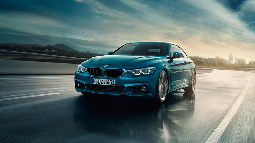 BMW 4er Coupé F32 Dreiviertel-Frontansicht auf der Straße BMW 4er Reihe BMW 4er Coupé F32 erste Generation Dreiviertel-Frontansicht auf der Straße