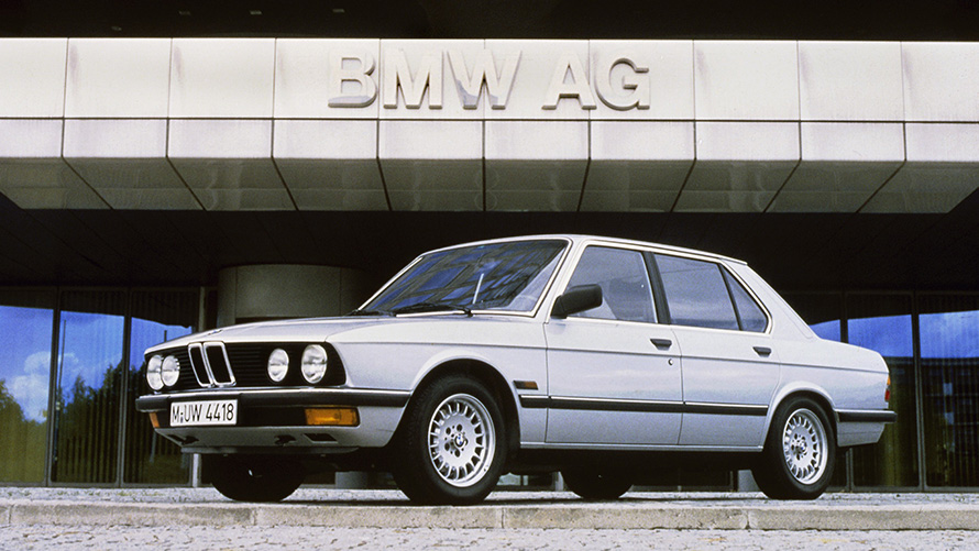 BMW 5er Limousine (E28) Dreiviertel-Seitenansicht stehend BMW 5er Limousine (E28) Dreiviertel-Seitenansicht stehend