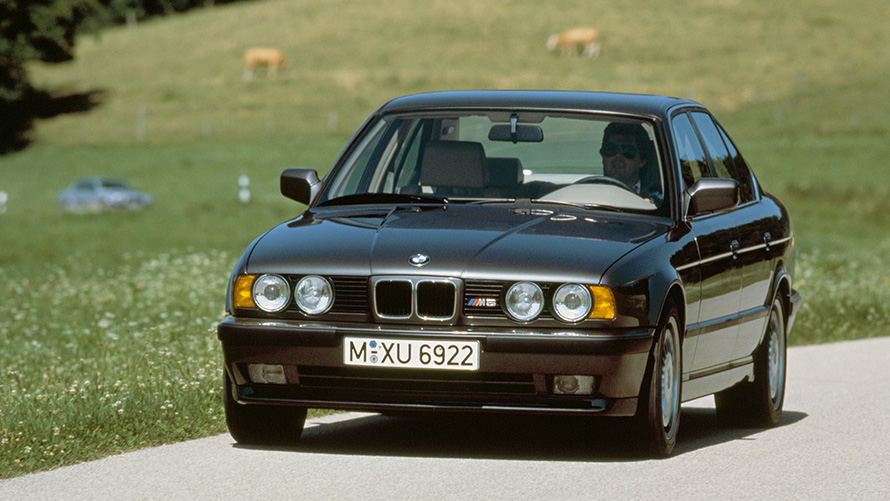BMW M5 Limousine (E34) Dreiviertel-Frontansicht fahrend BMW M5 Limousine (E34) Dreiviertel-Frontansicht fahrend