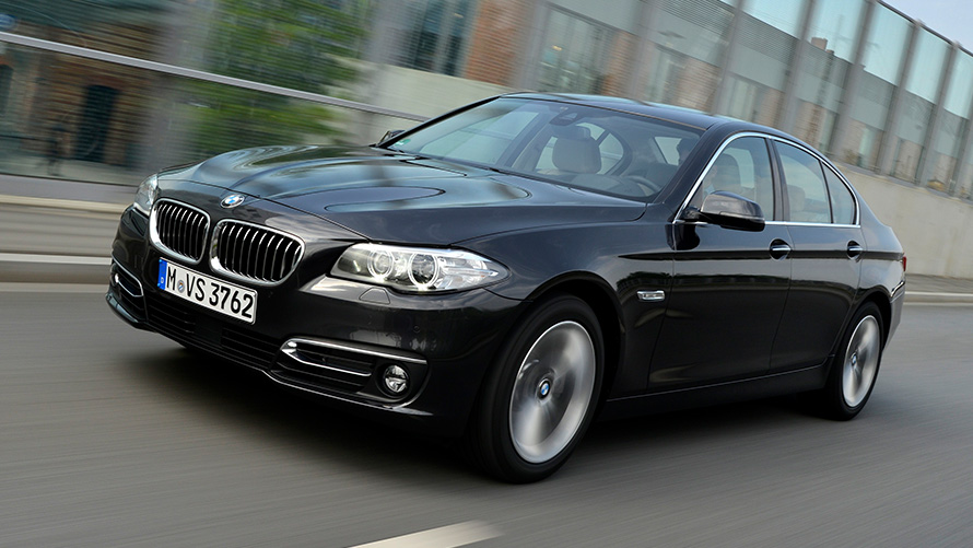 BMW 518d Limousine (F10 LCI) Dreiviertel-Seitenansicht fahrend BMW 518d Limousine (F10 LCI) Dreiviertel-Seitenansicht fahrend