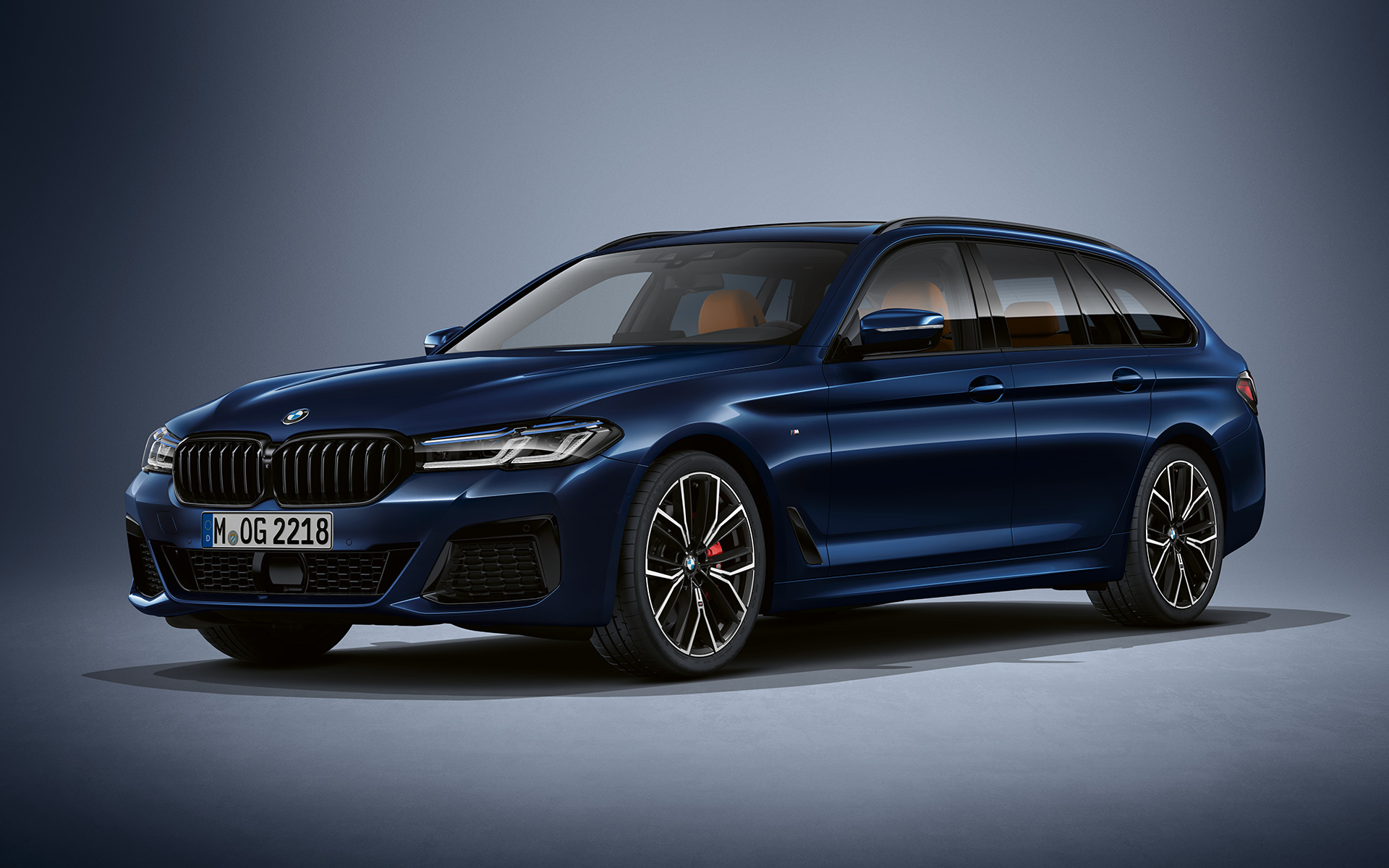 BMW 5er Touring Individual G31 Facelift 2020 Dreiviertel-Front stehend in BMW Individual Tansanitblau metallic
