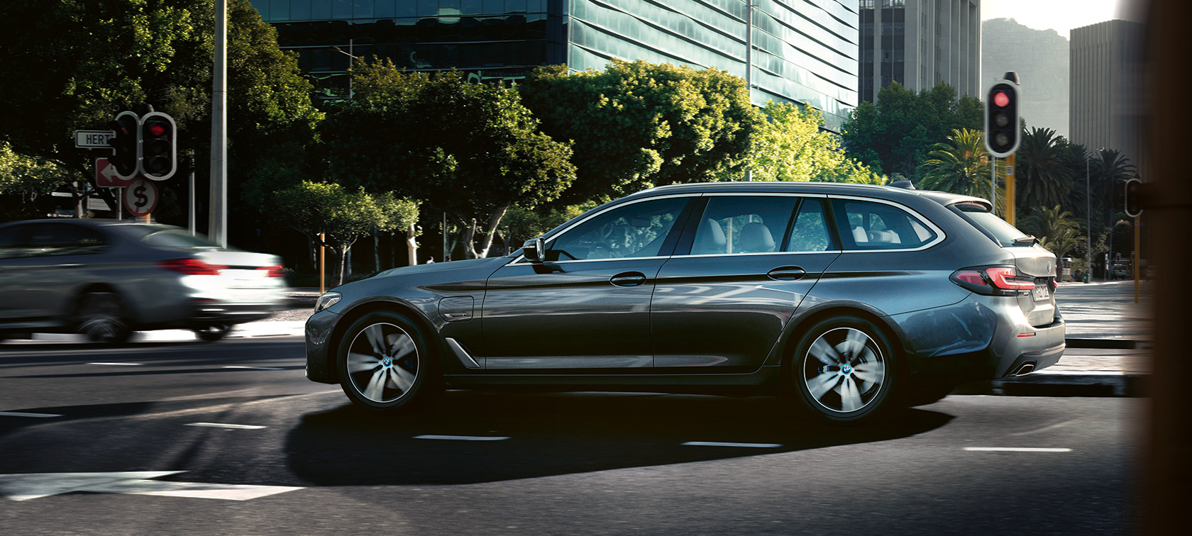 BMW 530e Touring G31 LCI in Sophistograu metallic, Seitenansicht fahrend
