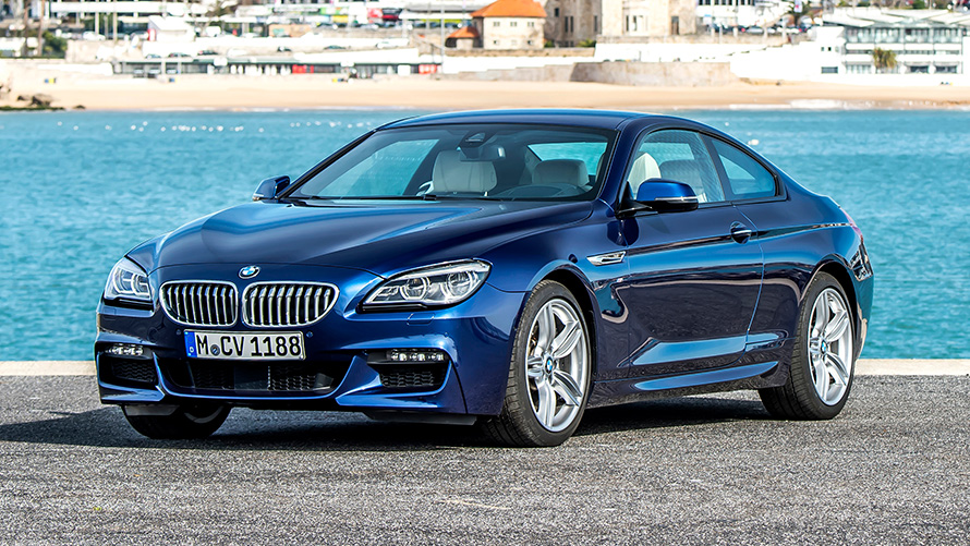BMW 6er Coupé (F13) Dreiviertel-Frontansicht vor Strand BMW 6er Coupé (F13) Dreiviertel-Frontansicht vor Strand