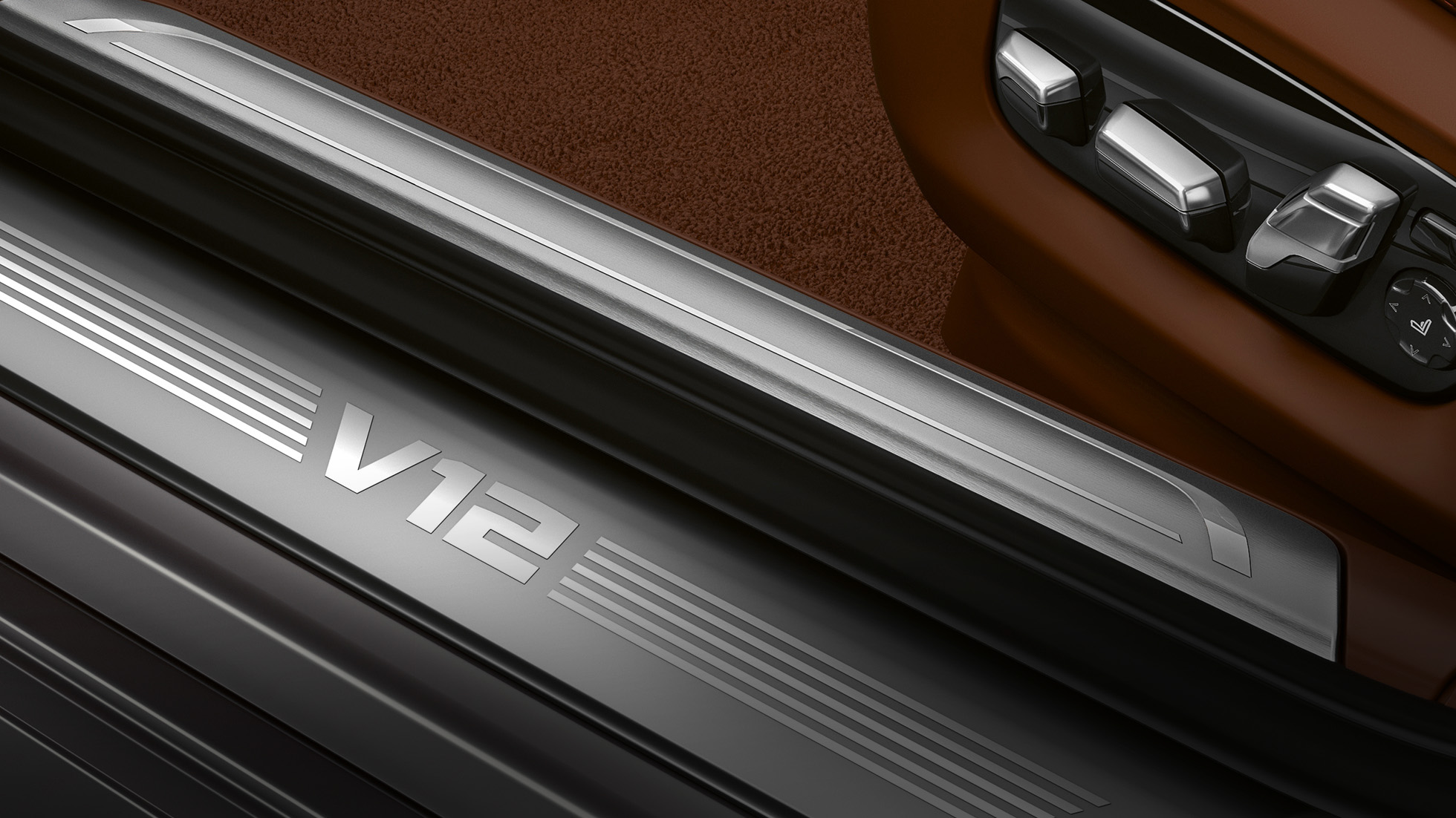 Einstiegsleiste mit „V12"-Schriftzug BMW M760Li xDrive: Nahaufnahme der Einstiegsleiste mit „V12"-Schriftzug
