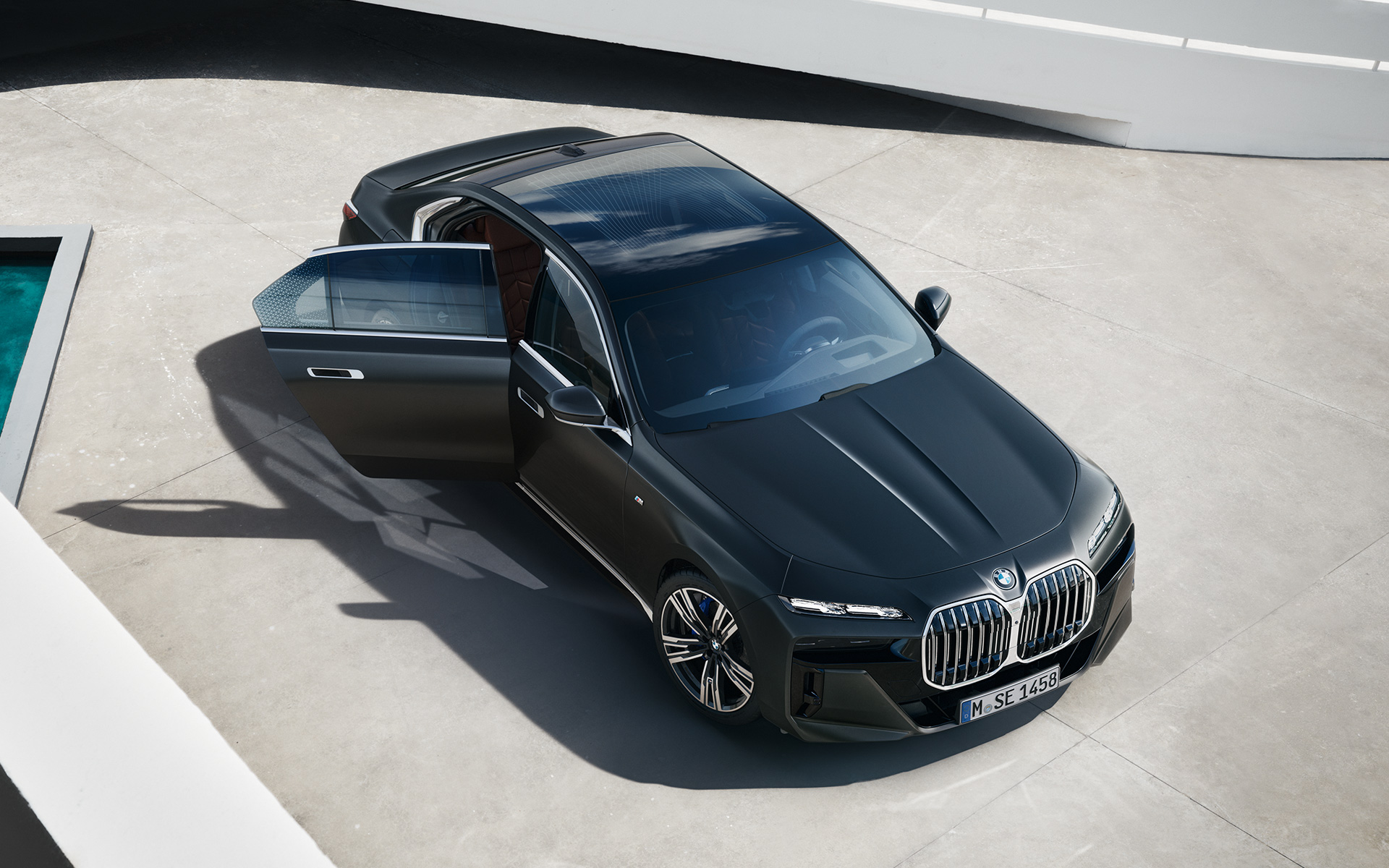 BMW 7er Limousine G70 ICE 740d xDrive M Sportpaket BMW Individual Frozen Deep Grey metallic Vogelperspektive mit offener Hintertür