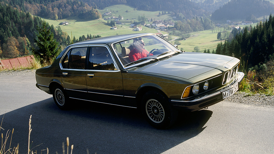 BMW 7er Limousine (E23) 7/8-Seitenansicht fahrend BMW 7er Limousine (E23) 7/8-Seitenansicht fahrend