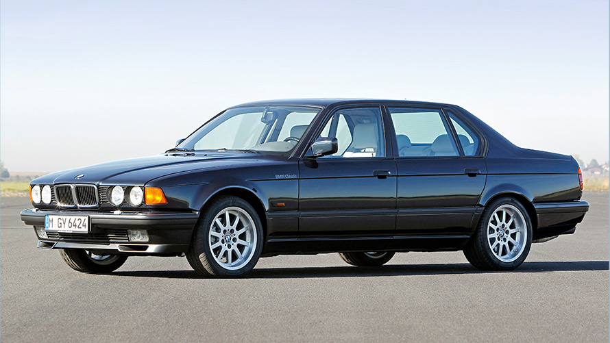BMW 7er Limousine (E32) 7/8-Seitenansicht stehend BMW 7er Limousine (E32) 7/8-Seitenansicht stehend