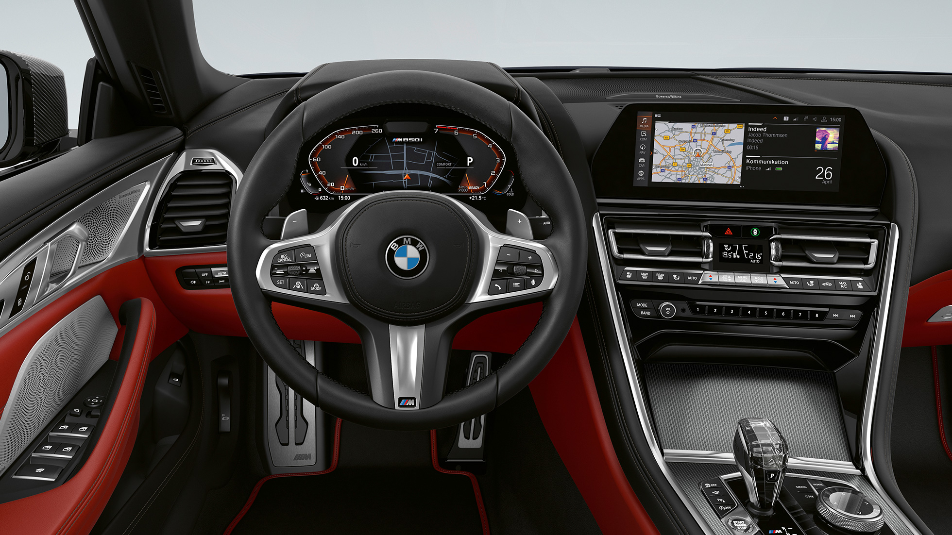 BMW M850i xDrive, Carbonschwarz metallic, Cockpit mit M Lederlenkrad. BMW M850i xDrive, Carbonschwarz metallic, Cockpit mit M Lederlenkrad.