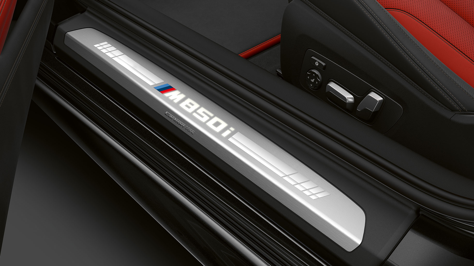 BMW M850i xDrive, Carbonschwarz metallic, Einstiegsleiste. BMW M850i xDrive, Carbonschwarz metallic, Einstiegsleiste.