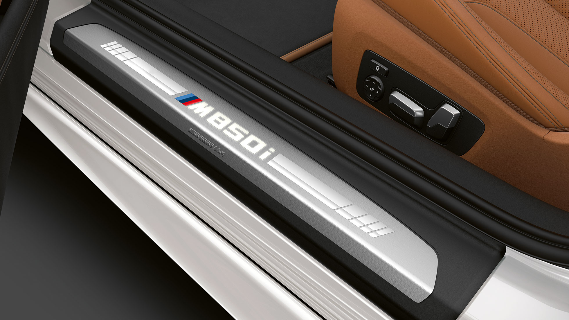 BMW M850i xDrive, Mineralweiß metallic, Einstiegsleiste. BMW M850i xDrive, Mineralweiß metallic, Einstiegsleiste.