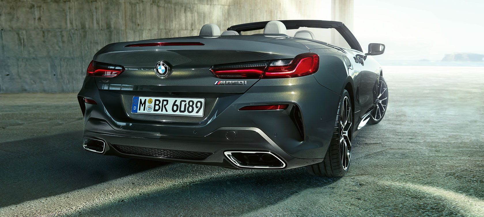 BMW M850i xDrive Dravitgrau metallic, Dreiviertelansicht Heck. BMW M850i xDrive Dravitgrau metallic, Dreiviertelansicht Heck.