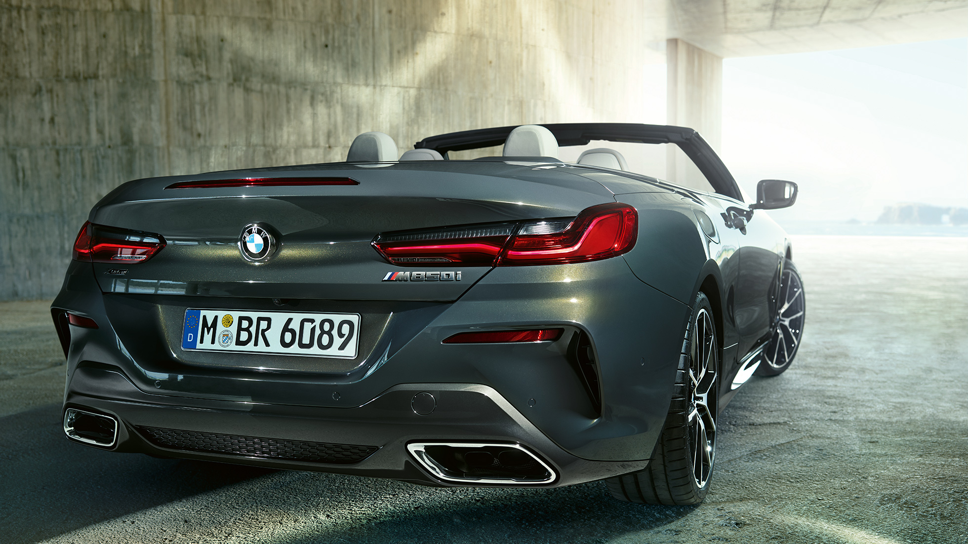 BMW M850i xDrive Dravitgrau metallic, Dreiviertel-Heckansicht rechts BMW M850i xDrive Dravitgrau metallic, Dreiviertel-Heckansicht rechts.