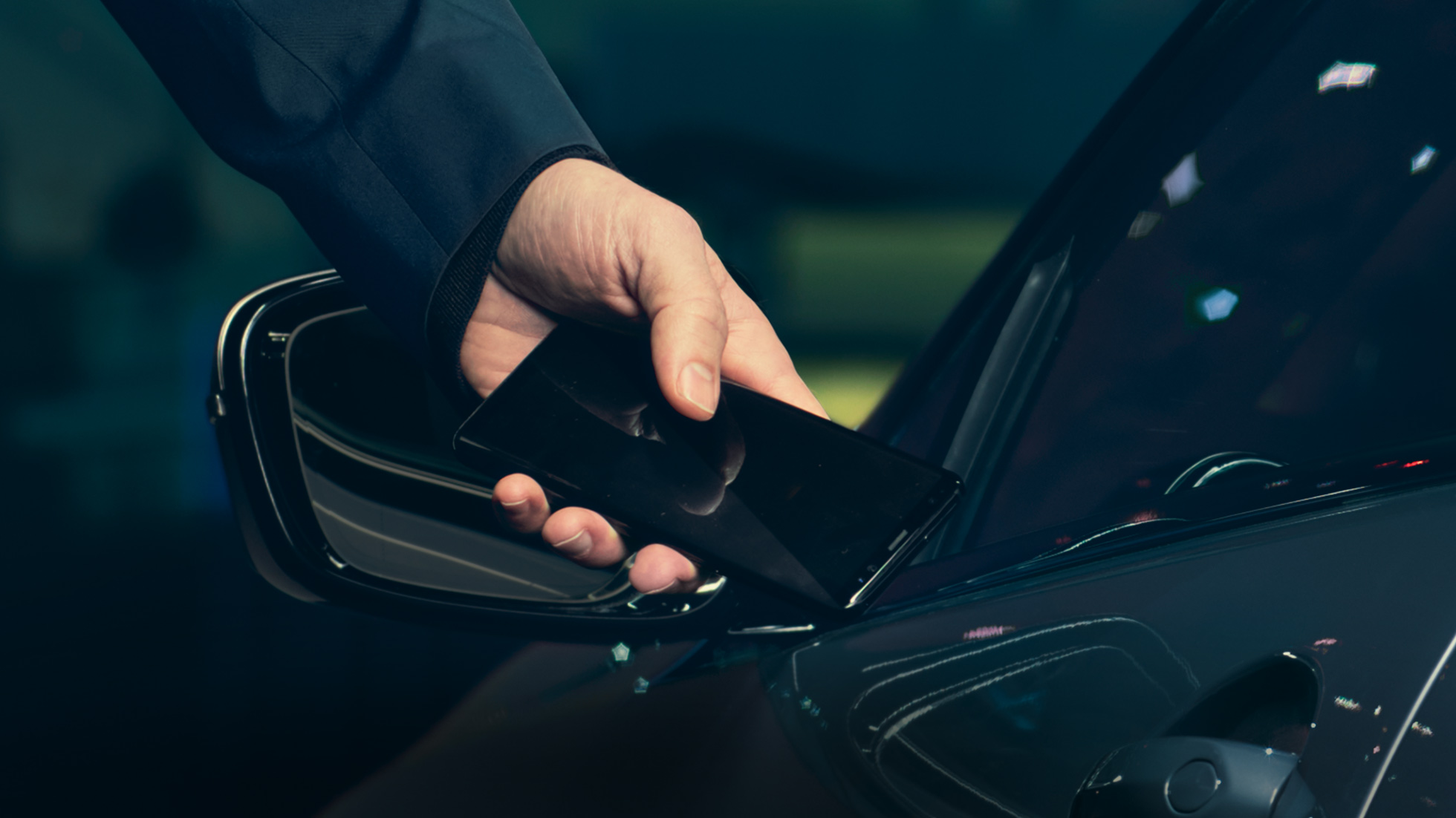 BMW M850i xDrive, Fahrer öffnet Fahrzeug mit Smartphone per Digital Key. BMW M850i xDrive, Fahrer öffnet Fahrzeug mit Smartphone per Digital Key.