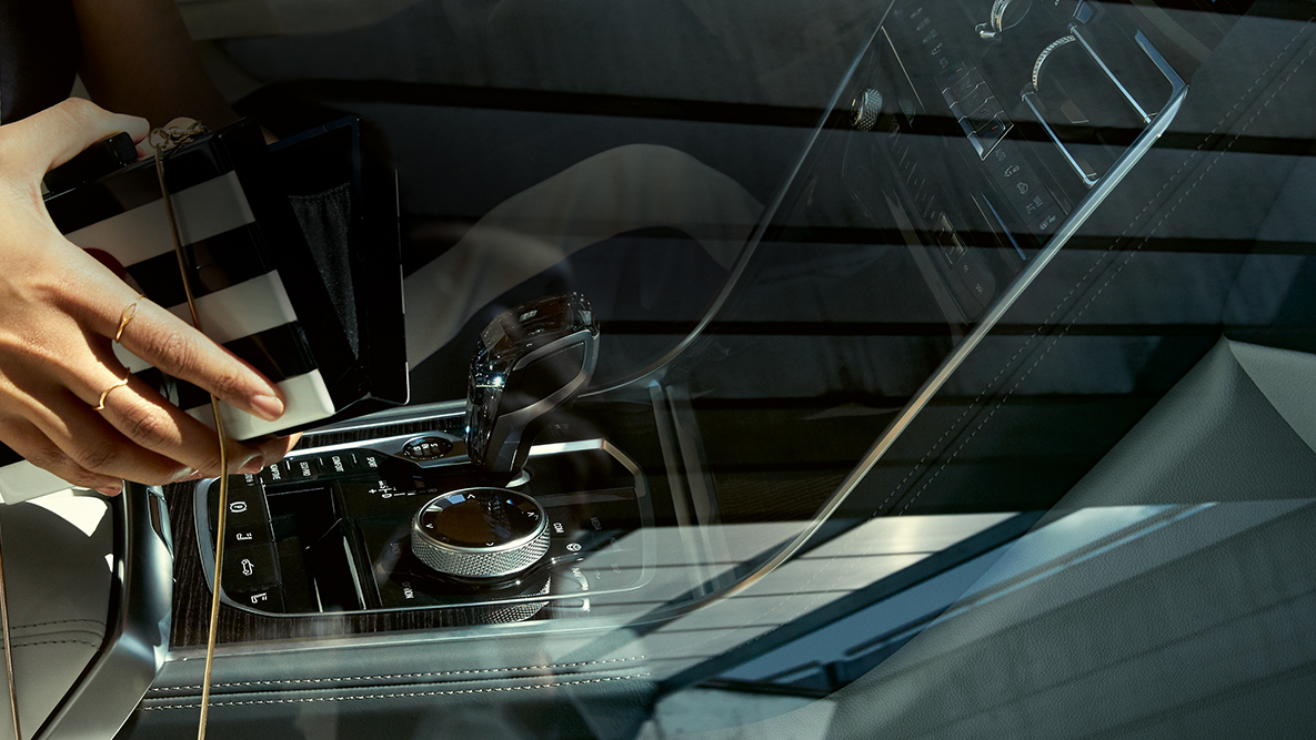BMW M850i xDrive Interieur, Glasapplikation ‘CraftedClarity’, Frau mit geöffneter Handtasche. BMW M850i xDrive Interieur, Glasapplikation ‘CraftedClarity’, Frau mit geöffneter Handtasche.