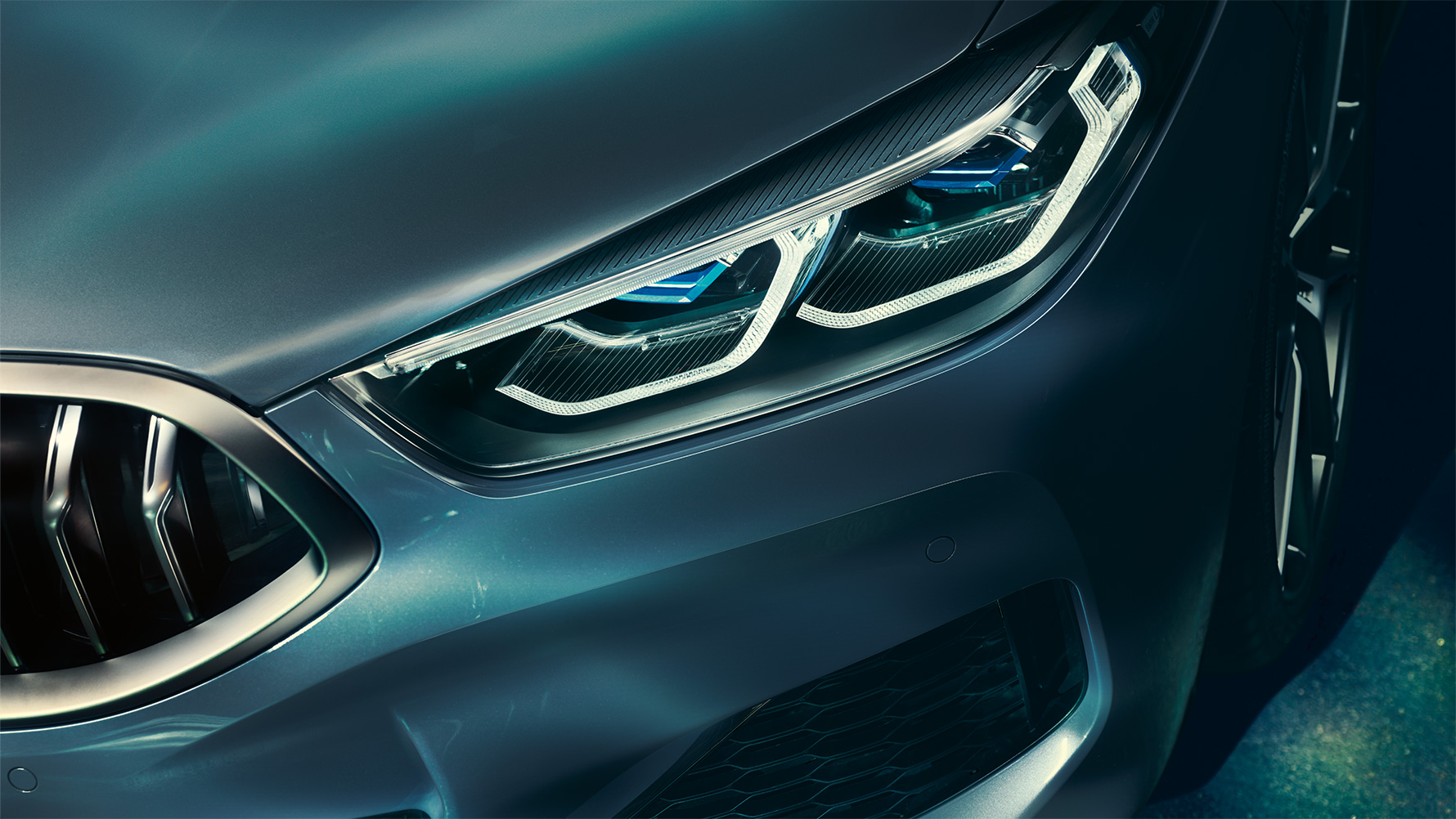 BMW 8er, Laser-Licht Nahaufnahme des Laser-Lichts an der Front des BMW 8er Coupé.