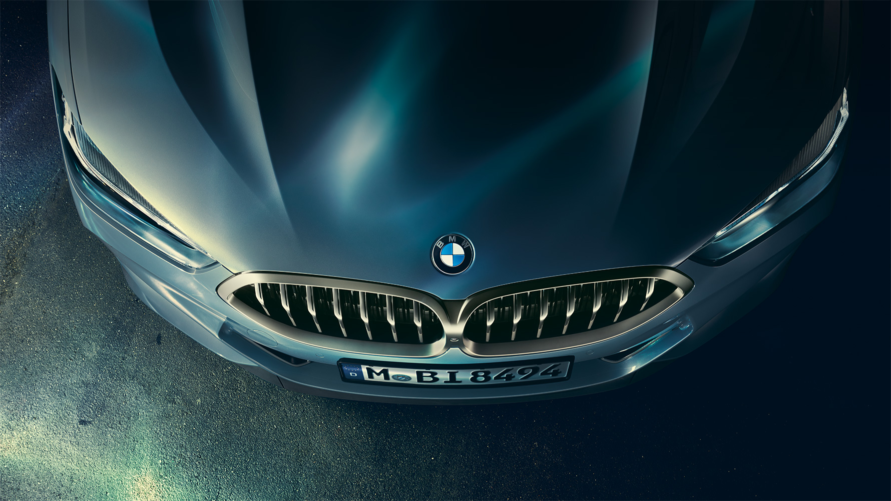 BMW 8er Coupé, Motorhaube Nahaufnahme der Motorhaube des BMW 8er Coupé aus der Vogelperspektive.