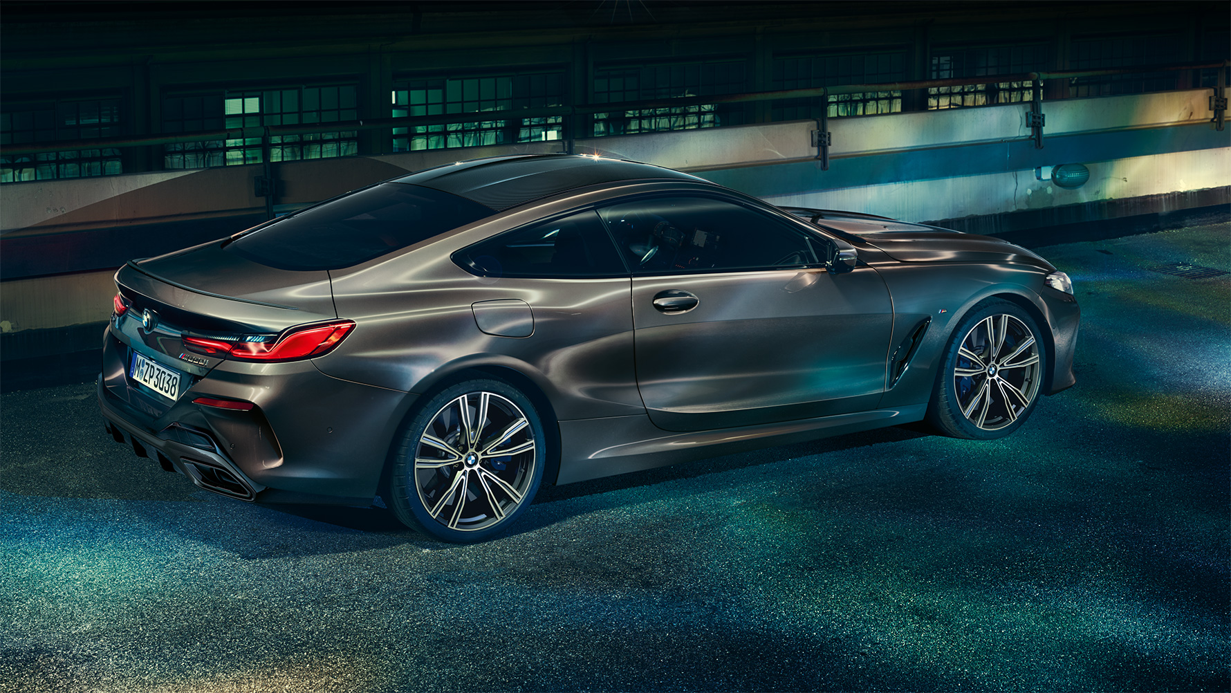 Seitliche Standaufnahme des BMW 8er Coupé mit BMW Individual Ausstattung in der Nacht vor urbaner Kulisse. Seitliche Standaufnahme des BMW 8er Coupé mit BMW Individual Ausstattung in der Nacht vor urbaner Kulisse.