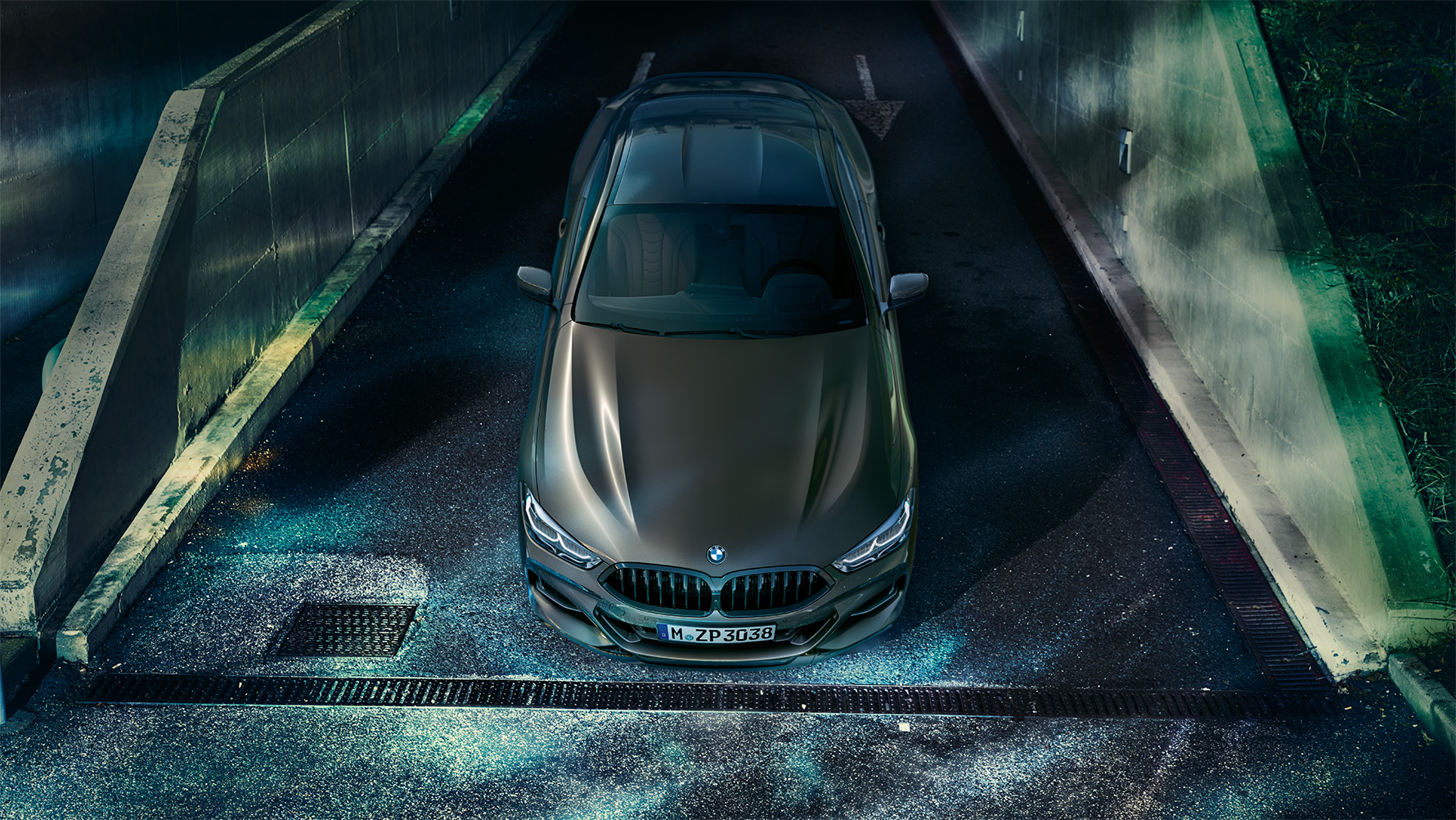 Frontale Standaufnahme des BMW 8er Coupé mit BMW Individual Ausstattung in der Nacht vor urbaner Kulisse. Frontale Standaufnahme des BMW 8er Coupé mit BMW Individual Ausstattung in der Nacht vor urbaner Kulisse.
