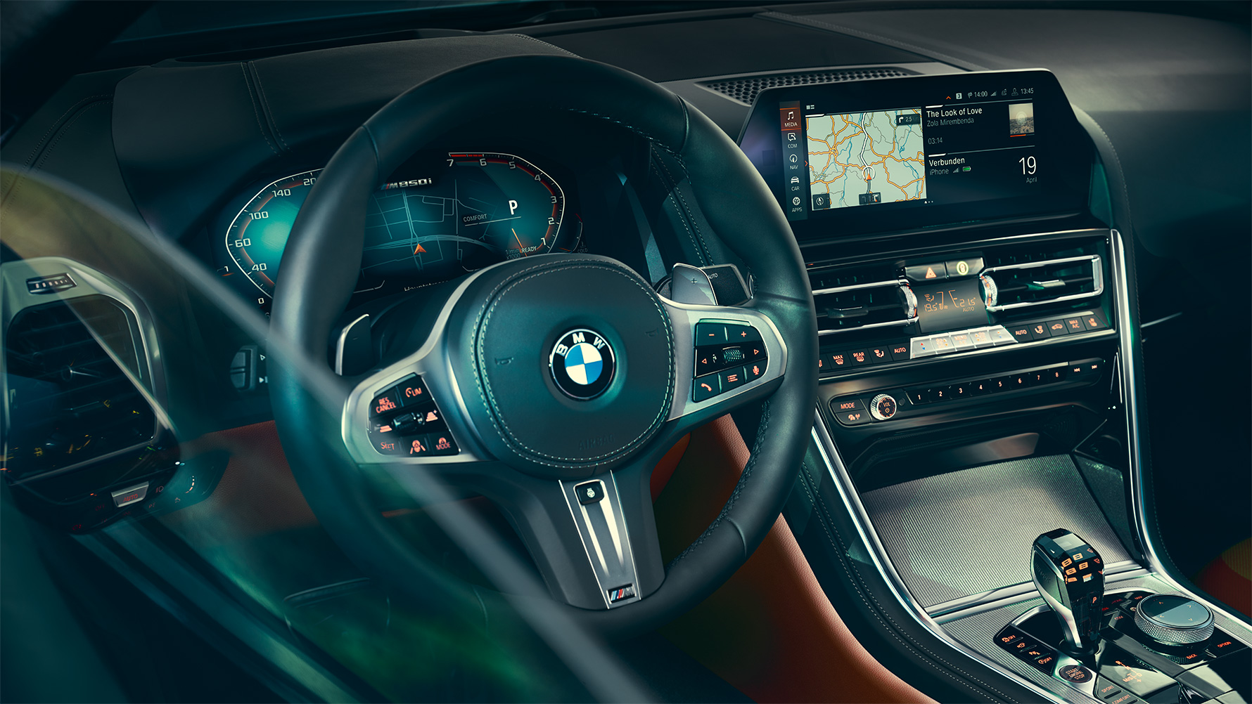 BMW 8er Coupé, Cockpit Nahaufnahme des BMW 8er Coupé Innenraums mit Fokus auf das Lenkrad.