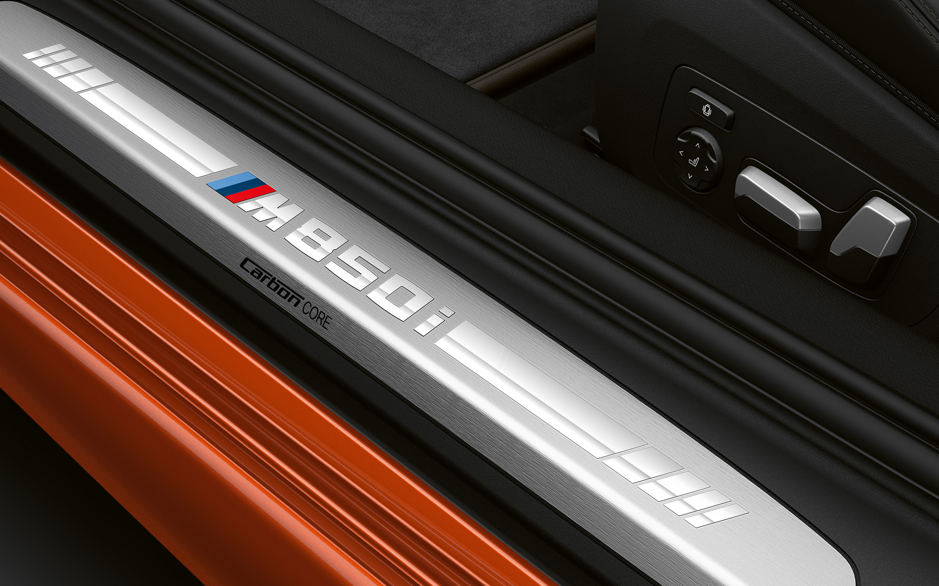 BMW 8er Coupé, Einstiegsleiste M850i Nahaufnahme der Einstiegsleiste des BMW 8er Coupé mit M850i Logo.