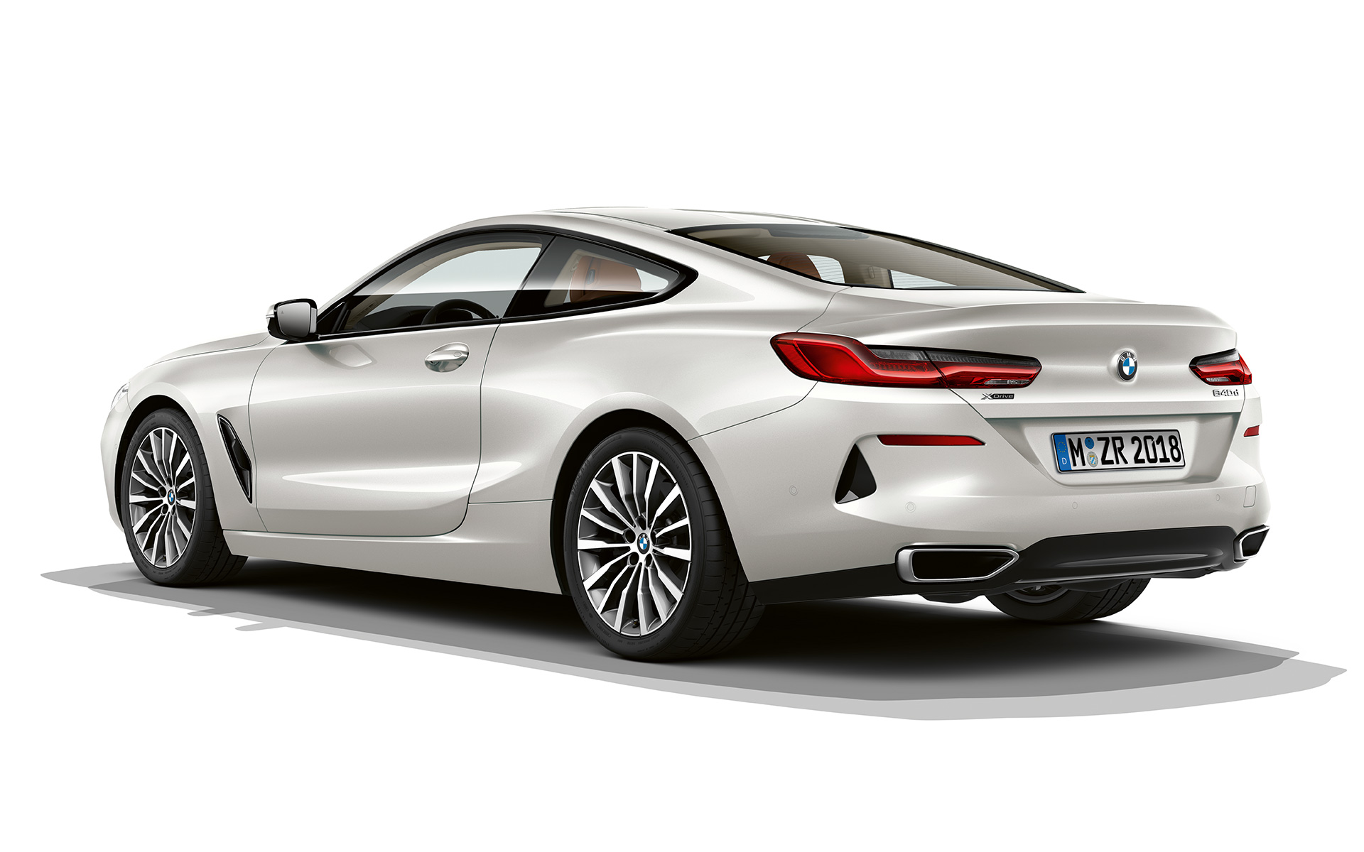 BMW 8er Coupé, Mineralweiß metallic Standaufnahme des BMW 8er Coupé in Mineralweiß metallic vor weißem Hintergrund.