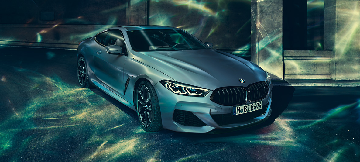 BMW M850i Coupé First Edition, Dreiviertel-Front Die BMW M850i Coupé First Edition steht in Dreiviertelfrontansicht vor urbaner Kulisse